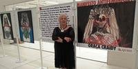 Artista visual Graça Craidy diante de obras de sua exposição 'Manifesto Antifeminicídio'