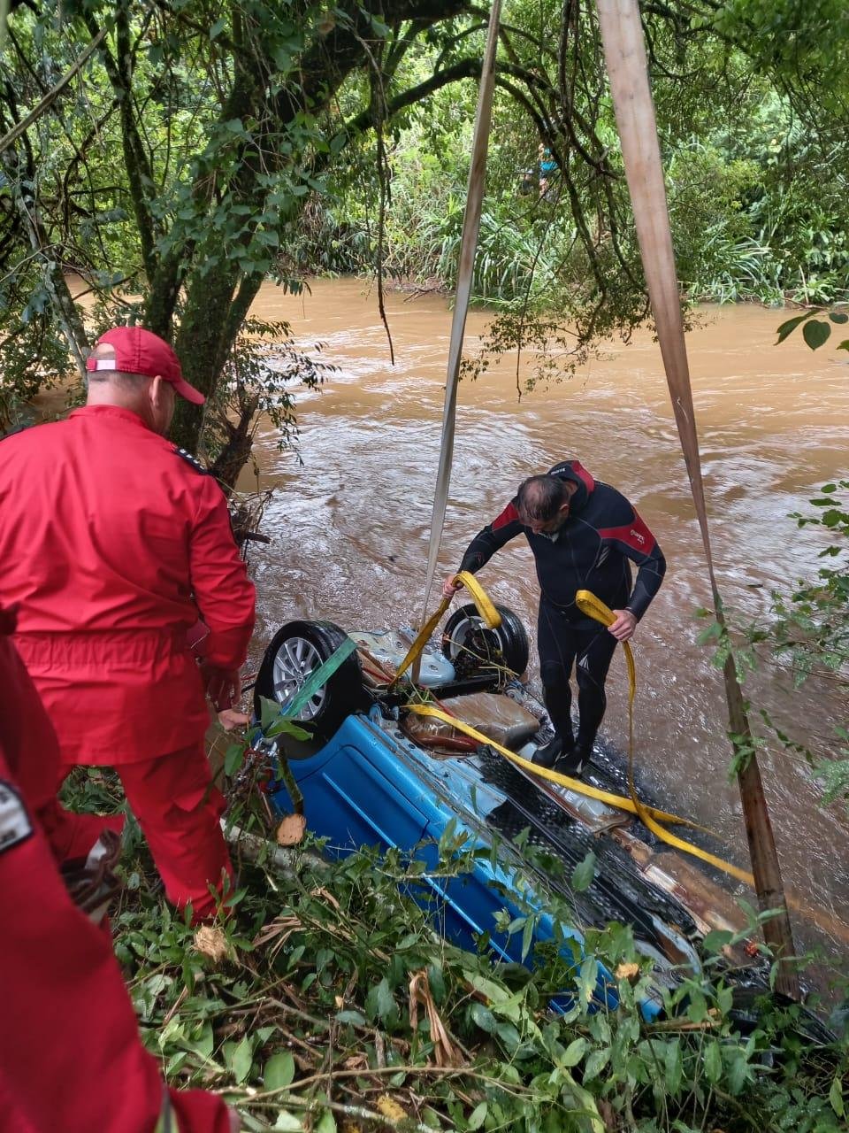 Carro foi encontrado submerso pelo Corpo de Bombeiros
