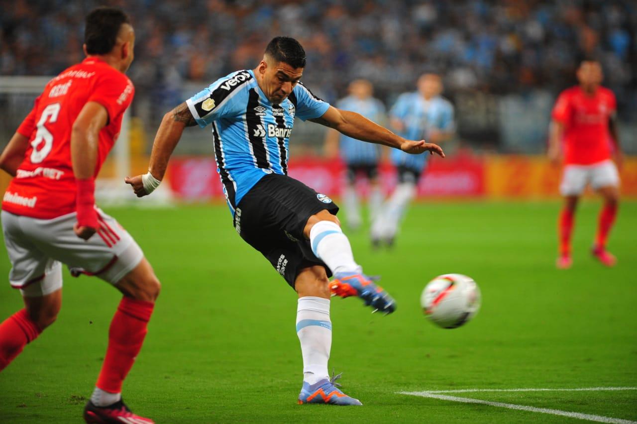 Su&aacute;rez em a&ccedil;&atilde;o no Gre-Nal 438
