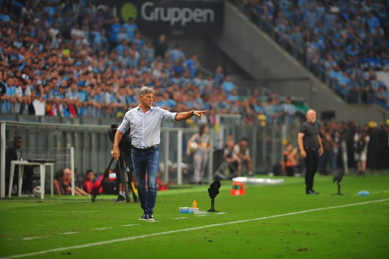 Renato Portaluppi &agrave; beira do campo da Arena