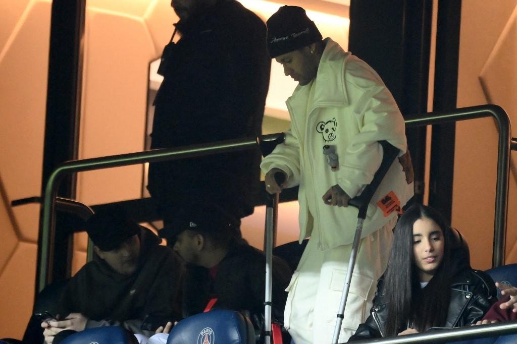Neymar de muletas em jogo do PSG