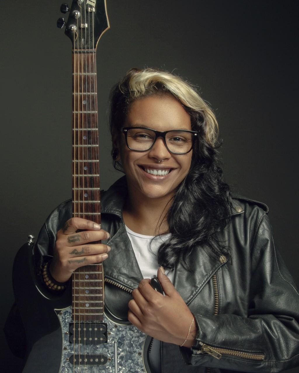 Compositora escolheu o Dia da Mulher para lan&ccedil;ar seu trabalho mais recente