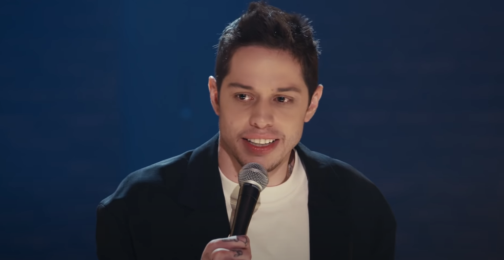 Pete Davidson em cena de stand up " Alive From New York" na Netflix