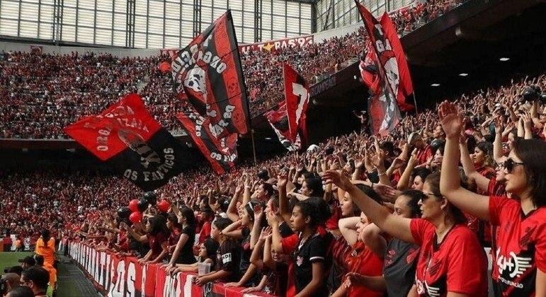 Torcedoras do Athletico-PR lotaram as arquibancadas da Arena da Baixada