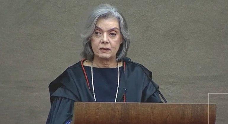 Ministra C&aacute;rmen L&uacute;cia durante cerim&ocirc;nia de entrega da Ordem do M&eacute;rito do TSE, nesta ter&ccedil;a