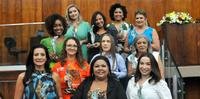 Homenageadas exibem os troféus Mulher Cidadã recebidos pelo Legislativo gaúcho
