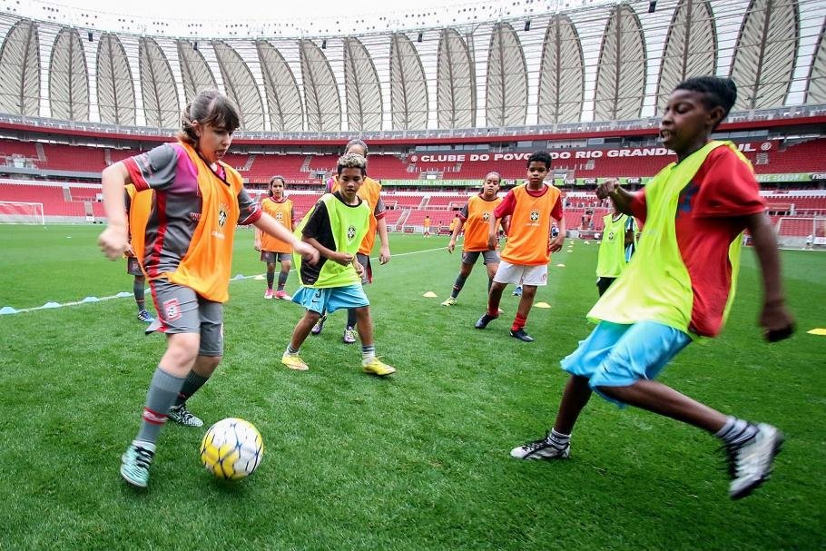Futebol misto visa ajudar a desenvolver futebol feminino desde a base