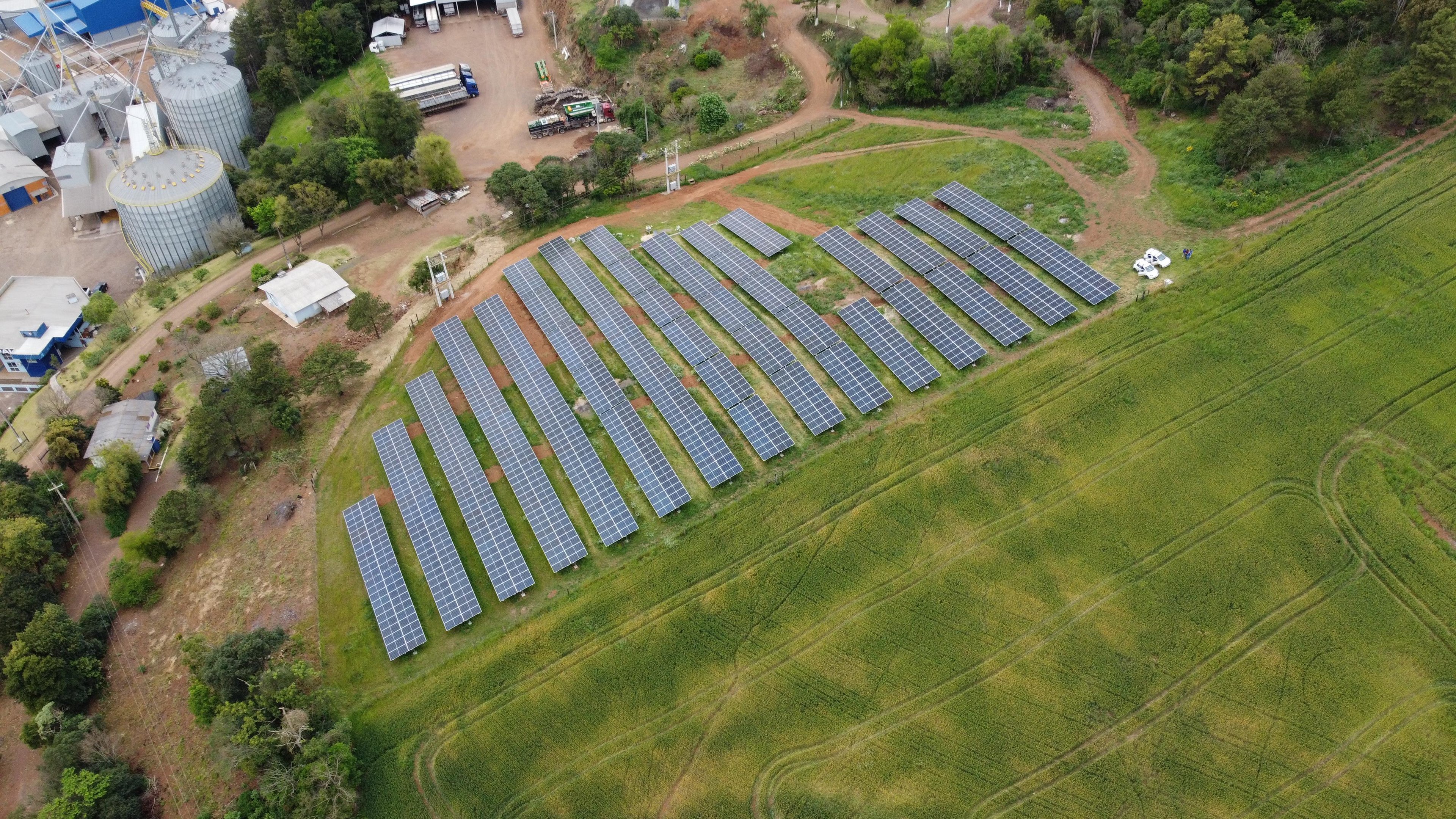 Energia gerada pela usina fotovoltaica vai ajudar granja a reduzir conta mensal de energia el&eacute;trica, que oscila entre R$ 80 mil e R$ 100 mil mensais