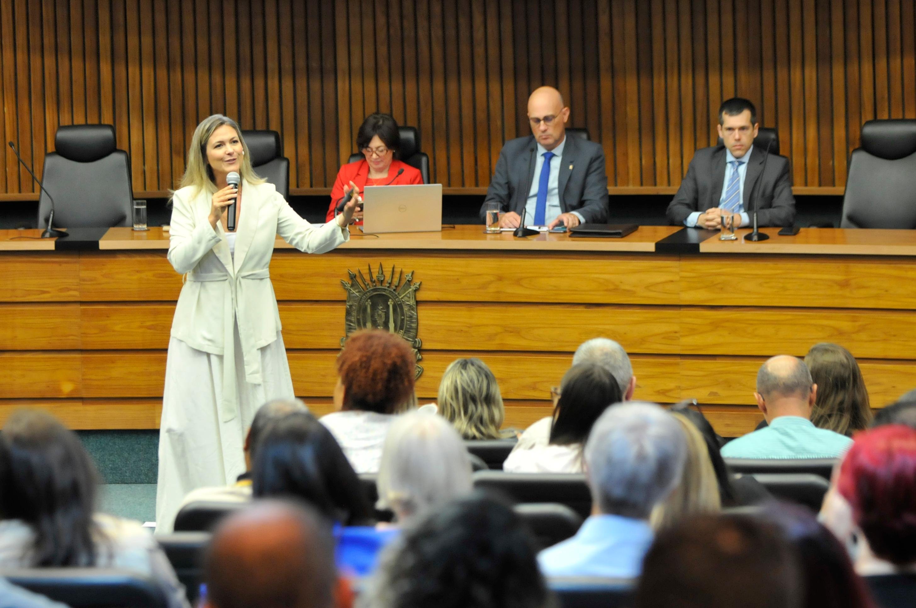 A Promotora de Justi&ccedil;a Luciana Casarotto, coordenadora do Centro de Apoio Operacional da Inf&acirc;ncia, Juventude, Educa&ccedil;&atilde;o, Fam&iacute;lia e Sucess&otilde;es do MPRS, palestrou no evento.