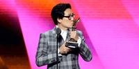 Ke Huy Quan com o prêmio de Melhor Performance Coadjuvante por “Tudo em Todo Lugar ao Mesmo Tempo” no Film Independent Spirit Awards no dia 04 de março em Santa Monica, Califórnia